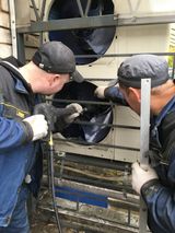 Основная грязь в теплообменнике наружного блока (конденсаторе) с помощью АВД удаляется в обратную сторону - к стене. Перед этим отключается питание, и необходимо защитить электрооборудование.