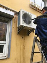 Основная грязь в теплообменнике наружного блока с помощью АВД удаляется в обратную сторону - к стене.